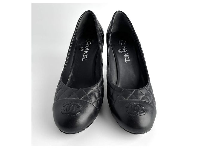 Timeless Chanel Kap-Toe Steppleder High Heel Pumpe 39 1/2 C Schwarz - Ansicht 2
