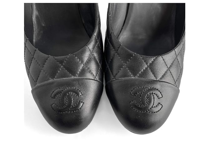 Timeless Chanel Kap-Toe Steppleder High Heel Pumpe 39 1/2 C Schwarz - Ansicht 4