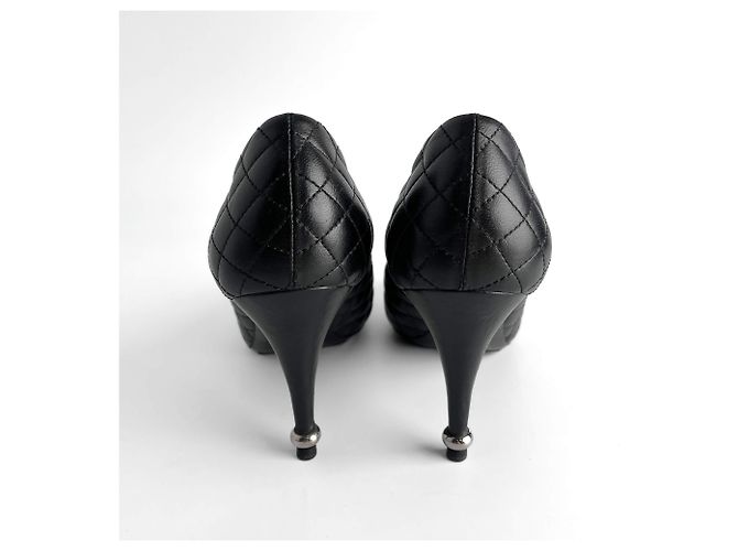 Timeless Chanel Kap-Toe Steppleder High Heel Pumpe 39 1/2 C Schwarz - Ansicht 7