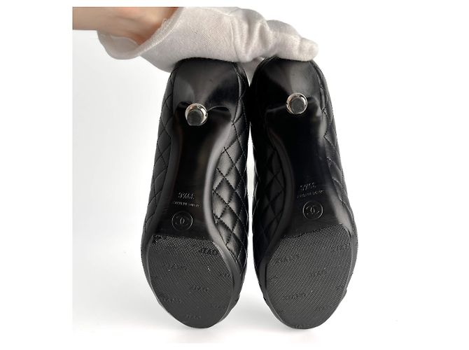 Timeless Chanel Kap-Toe Steppleder High Heel Pumpe 39 1/2 C Schwarz - Ansicht 9