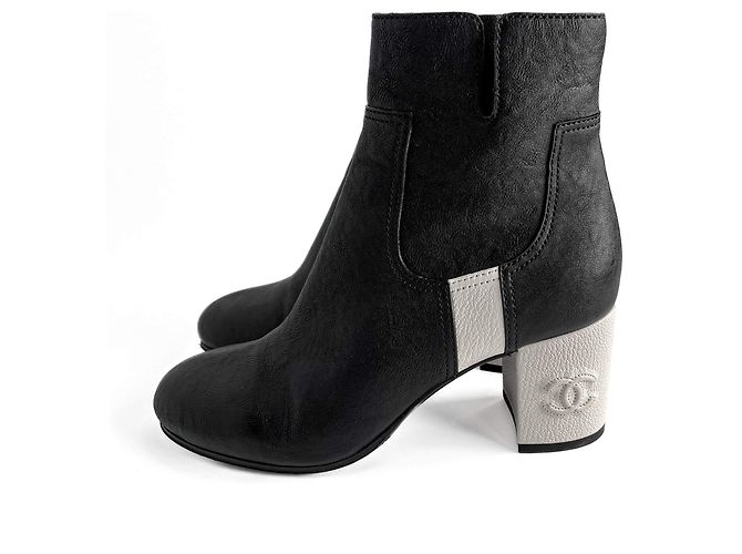 Timeless Chanel Botas de tornozelo plataforma em pele de cabra e vitela, tamanho 39, preto e branco - vista 2