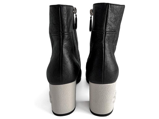 Timeless Chanel Botas de tornozelo plataforma em pele de cabra e vitela, tamanho 39, preto e branco - vista 3
