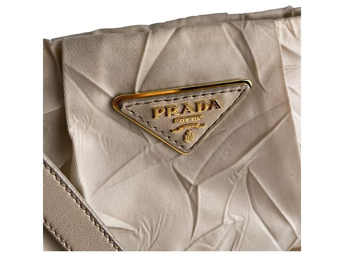 Prada Borsa a tracolla in nylon Econyl rieditata beige deserto - vista 10