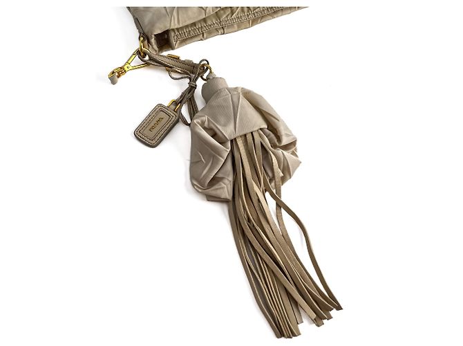 Prada Borsa a tracolla in nylon Econyl rieditata beige deserto - vista 11