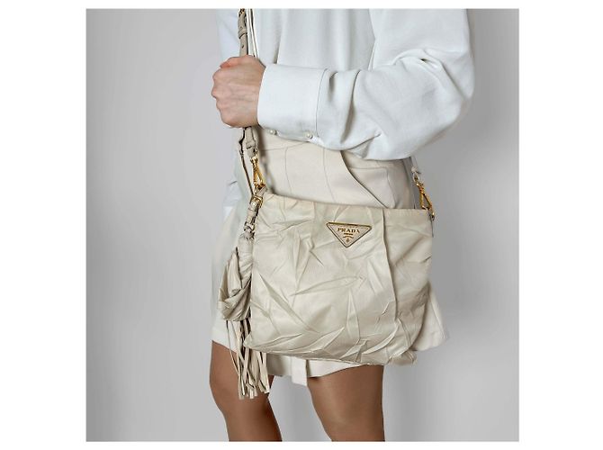 Prada Borsa a tracolla in nylon Econyl rieditata beige deserto - vista 2