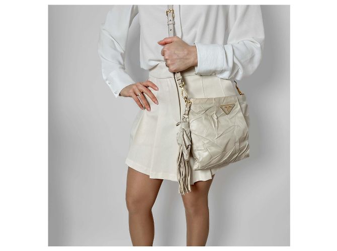Prada Borsa a tracolla in nylon Econyl rieditata beige deserto - vista 3