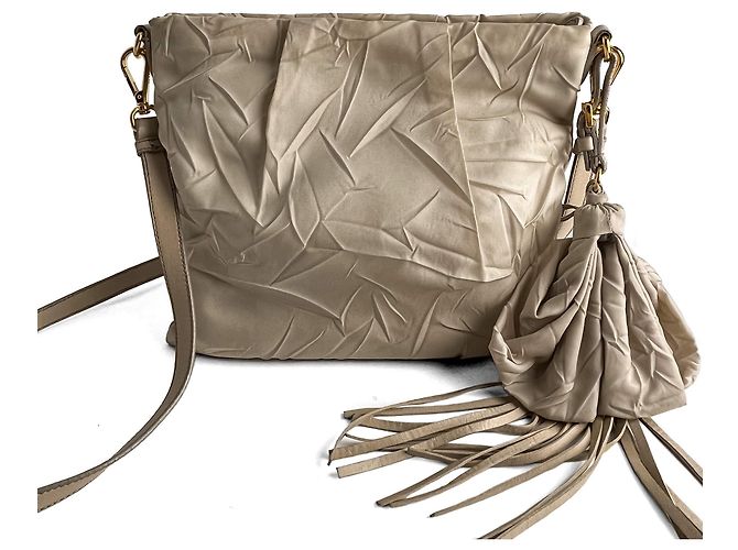 Prada Borsa a tracolla in nylon Econyl rieditata beige deserto - vista 4