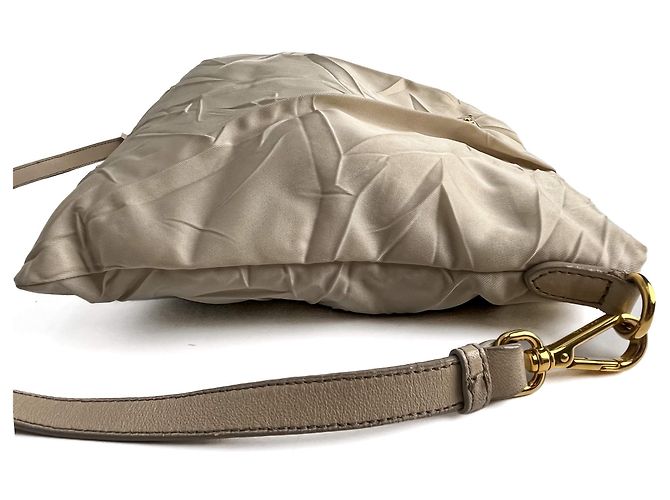 Prada Borsa a tracolla in nylon Econyl rieditata beige deserto - vista 5