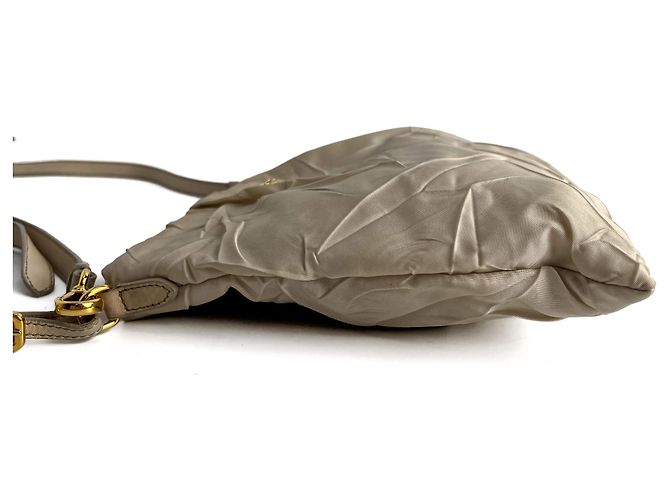 Prada Borsa a tracolla in nylon Econyl rieditata beige deserto - vista 6