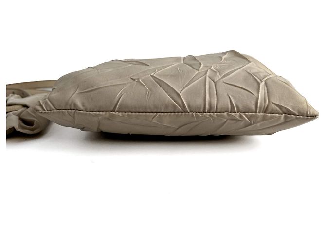 Prada Borsa a tracolla in nylon Econyl rieditata beige deserto - vista 7