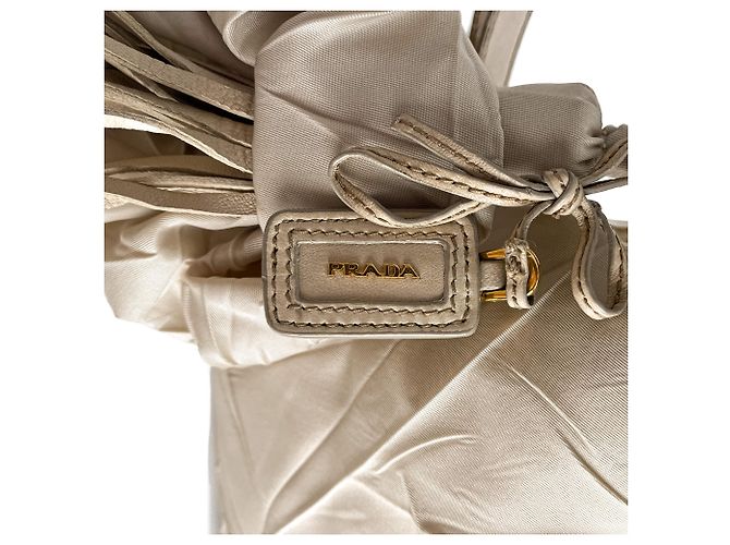 Prada Borsa a tracolla in nylon Econyl rieditata beige deserto - vista 9