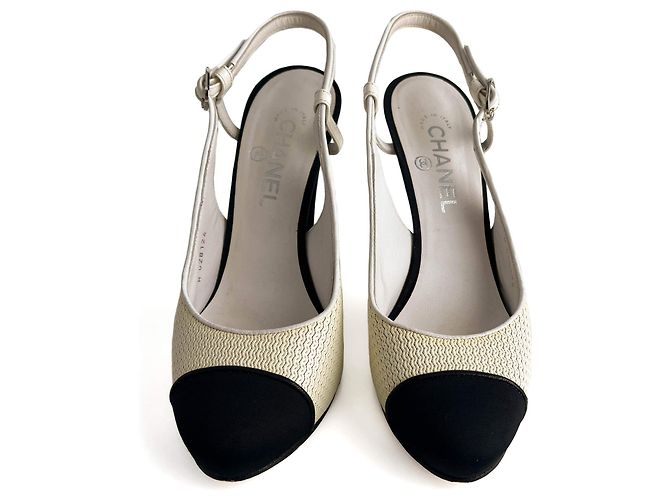 Timeless Chanel Décolleté in pelle con punta a cappuccio 40 C beige e nero Multicolore - vista 2