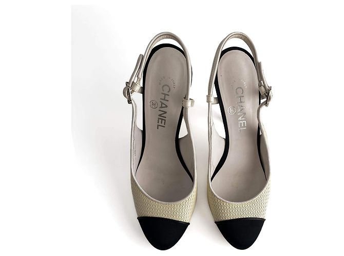 Timeless Chanel Décolleté in pelle con punta a cappuccio 40 C beige e nero Multicolore - vista 3