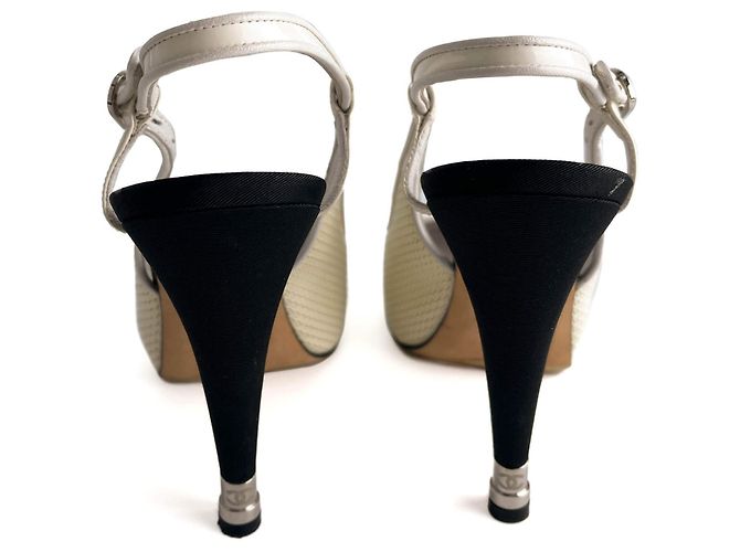 Timeless Chanel Décolleté in pelle con punta a cappuccio 40 C beige e nero Multicolore - vista 5