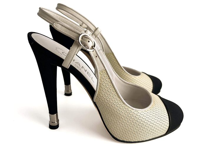 Timeless Chanel Décolleté in pelle con punta a cappuccio 40 C beige e nero Multicolore - vista 6