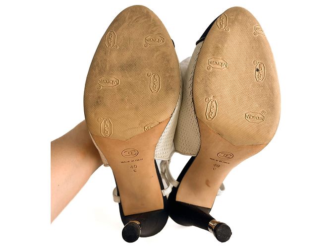 Timeless Chanel Décolleté in pelle con punta a cappuccio 40 C beige e nero Multicolore - vista 7