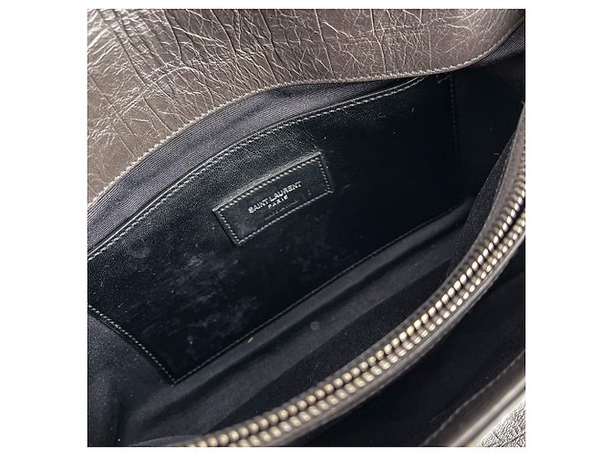Saint Laurent Bolsa de ombro com aba 2 vias em couro de bezerro grained croco médio Niki cinza - vista 11
