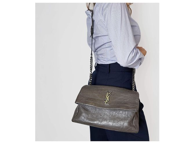 Saint Laurent Bolsa de ombro com aba 2 vias em couro de bezerro grained croco médio Niki cinza - vista 2