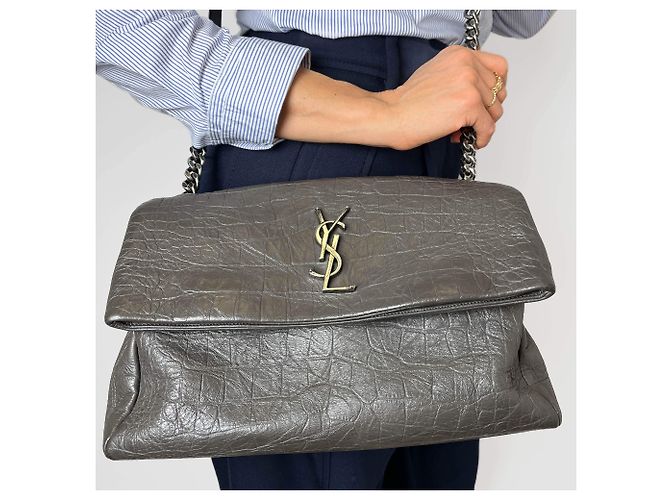 Saint Laurent Bolsa de ombro com aba 2 vias em couro de bezerro grained croco médio Niki cinza - vista 3