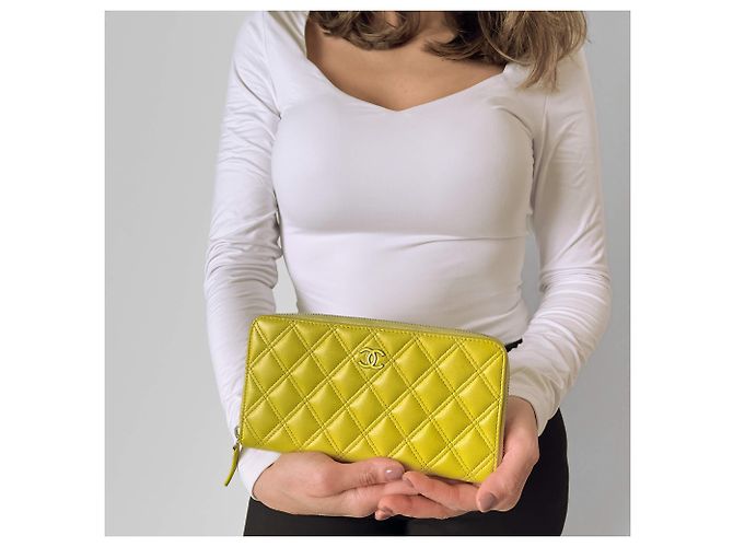 Timeless Chanel Langer Reißverschluss-Geldbeutel aus gestepptem Lammleder in Gelb - Ansicht 3