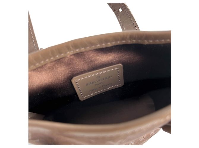 Louis Vuitton Borsa bucket mini in satin e pelle taupe - vista 12
