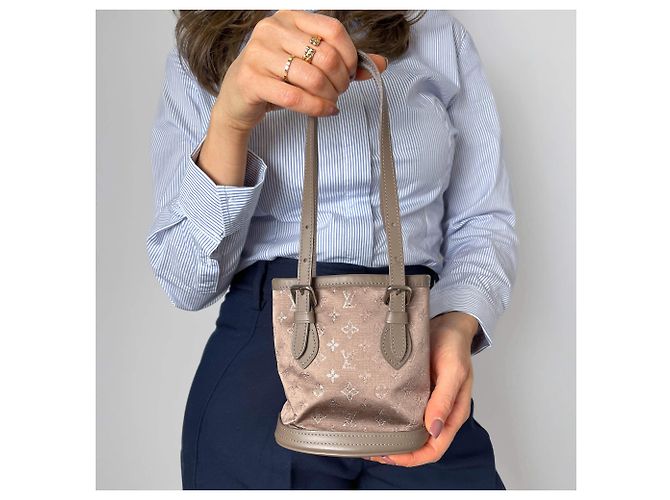 Louis Vuitton Borsa bucket mini in satin e pelle taupe - vista 2