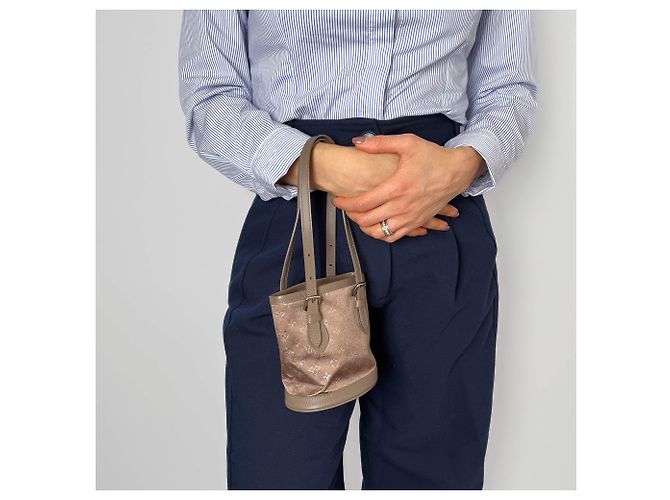 Louis Vuitton Borsa bucket mini in satin e pelle taupe - vista 3