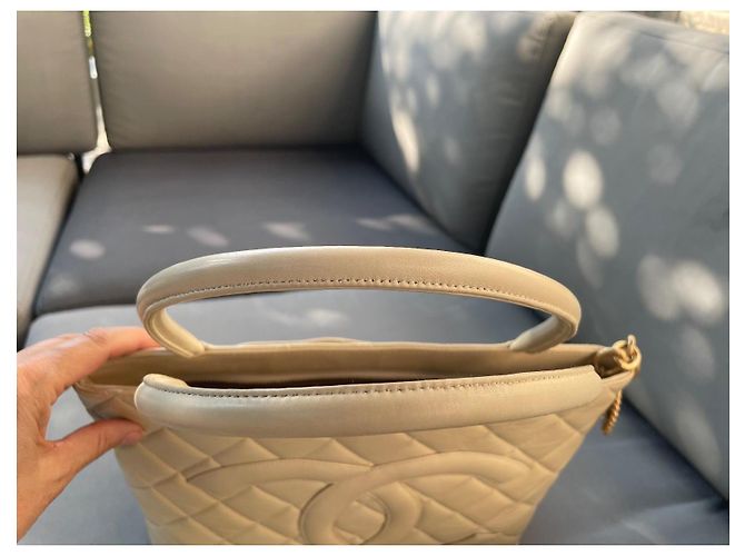 CHANEL – Vintage Medaillon Tasche aus beigem Leder, schick und zeitlos - Ansicht 11