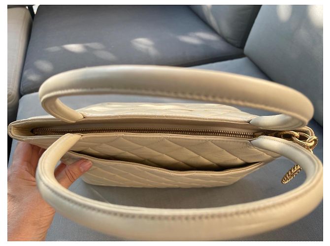 CHANEL – Vintage Medaillon Tasche aus beigem Leder, schick und zeitlos - Ansicht 12