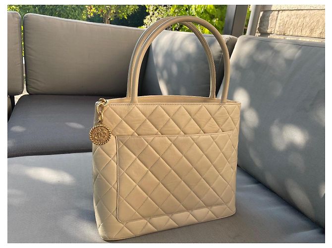 CHANEL – Vintage Medaillon Tasche aus beigem Leder, schick und zeitlos - Ansicht 2