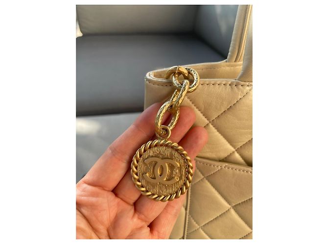 CHANEL – Vintage Medaillon Tasche aus beigem Leder, schick und zeitlos - Ansicht 3