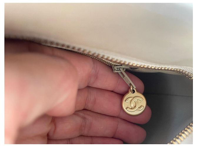 CHANEL – Vintage Medaillon Tasche aus beigem Leder, schick und zeitlos - Ansicht 4