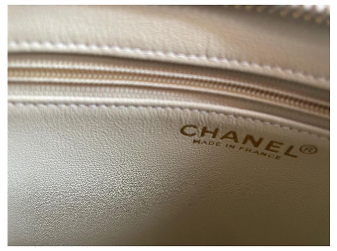 CHANEL – Vintage Medaillon Tasche aus beigem Leder, schick und zeitlos - Ansicht 5