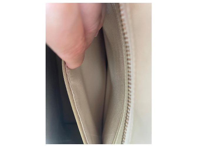 CHANEL – Vintage Medaillon Tasche aus beigem Leder, schick und zeitlos - Ansicht 7