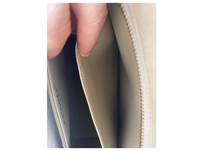 CHANEL – Vintage Medaillon Tasche aus beigem Leder, schick und zeitlos - Ansicht 8