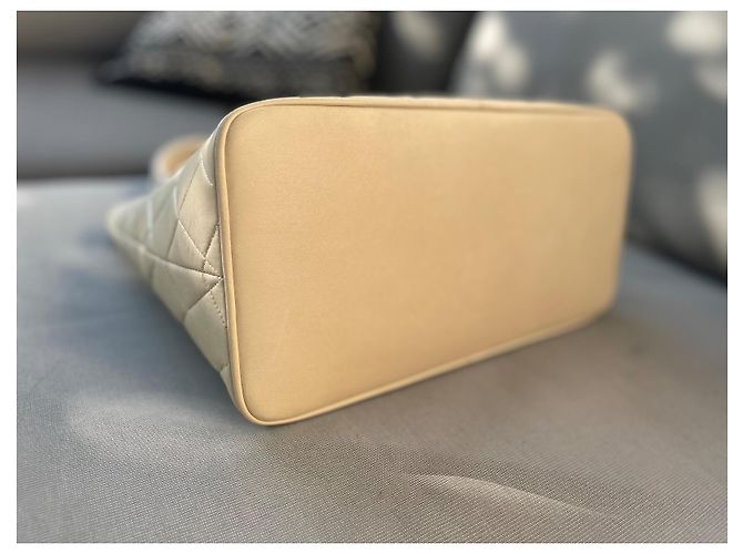 CHANEL – Vintage Medaillon Tasche aus beigem Leder, schick und zeitlos - Ansicht 9