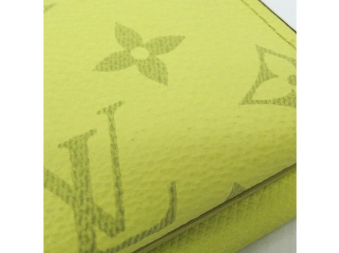 Billetera Compacta Discovery Taigarama Louis Vuitton Amarillo - vista 10