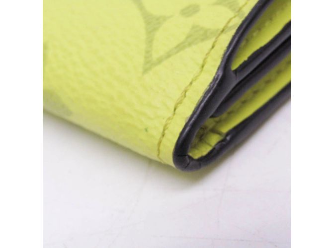 Billetera Compacta Discovery Taigarama Louis Vuitton Amarillo - vista 6