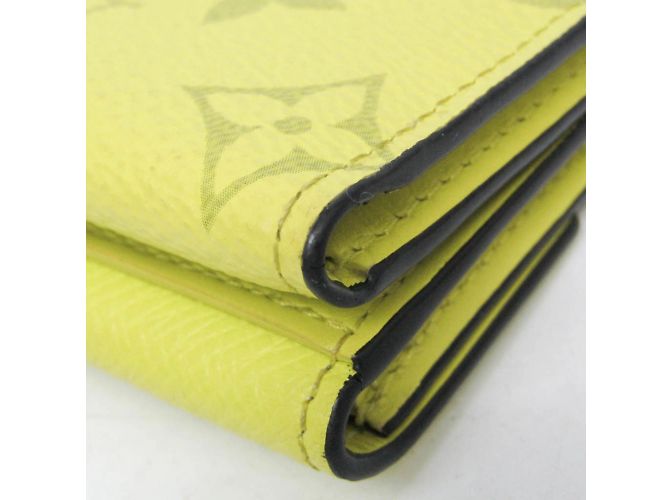 Billetera Compacta Discovery Taigarama Louis Vuitton Amarillo - vista 7