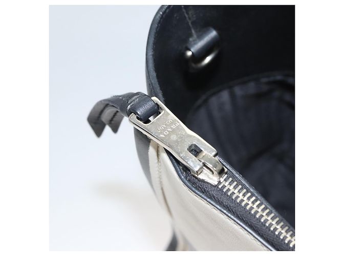 PRADA Borsa a mano in pelle nera e bianca Auth 122125 Nero Bianco - vista 23