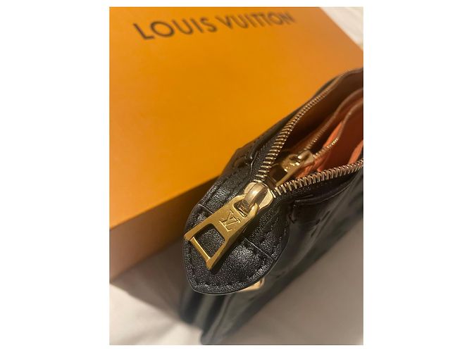 Bucket Louis Vuitton Cushion MM Nera in pelle di agnello Nero - vista 13
