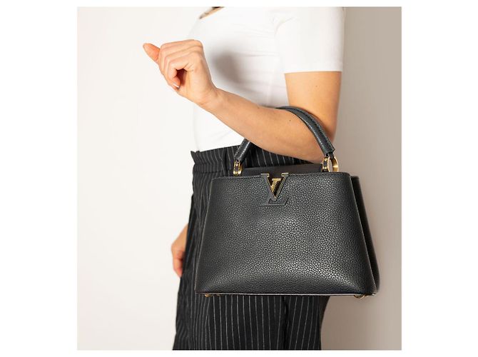 Louis Vuitton Borsa Capucines PM in pelle Taurillon nera a 2 modi Nero - vista 2