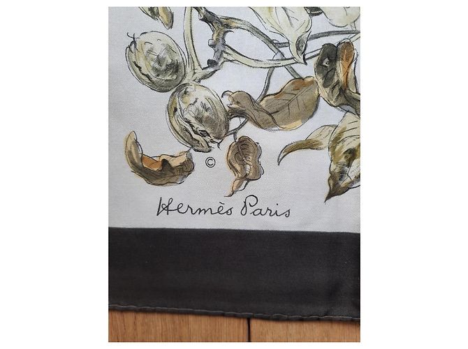 Hermès Carré 90 mit dem Titel 'die Eichhörnchen' von Xavier de Poret Beige - Ansicht 3