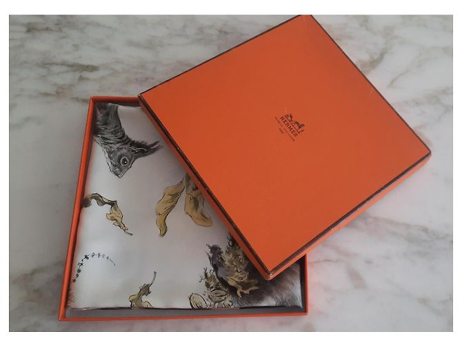 Hermès Carré 90 mit dem Titel 'die Eichhörnchen' von Xavier de Poret Beige - Ansicht 8