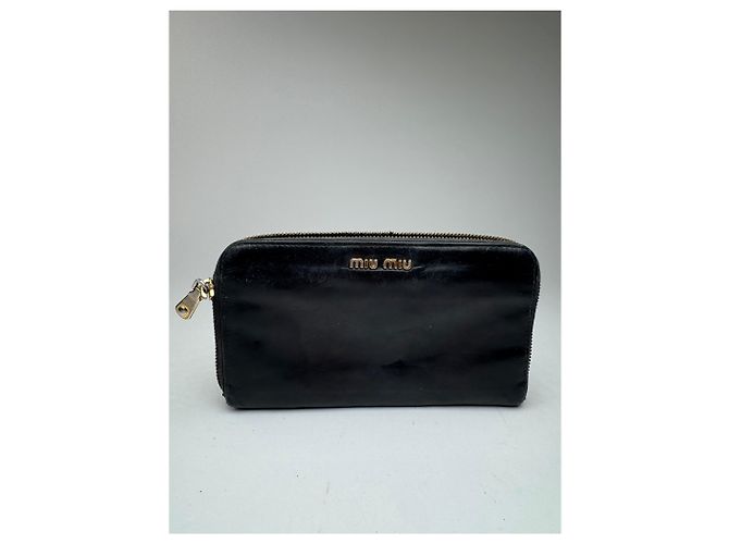 Portafoglio in pelle verniciata Miu Miu vintage nero con borchie e difetto nella zip - vista 3