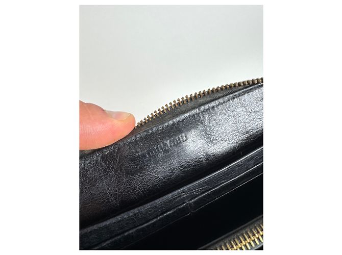 Portafoglio in pelle verniciata Miu Miu vintage nero con borchie e difetto nella zip - vista 6