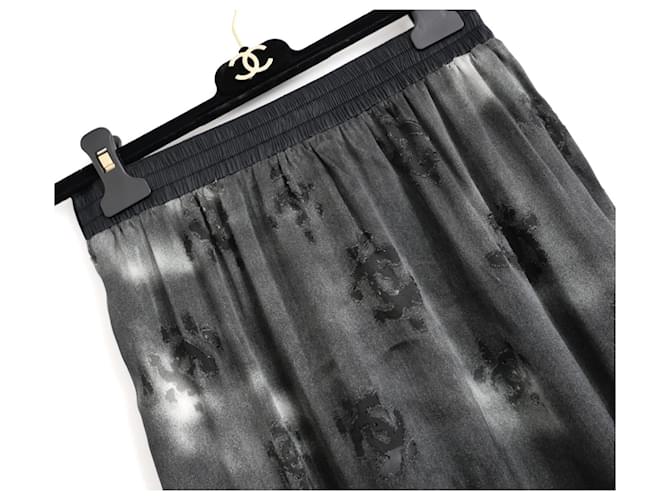 Falda larga Devore gris con logo CC de Chanel Pre Fall 2022 - vista 3