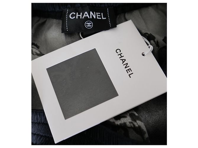 Falda larga Devore gris con logo CC de Chanel Pre Fall 2022 - vista 6