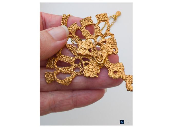 Collana Christian Lacroix Croce Effetto Pizzo Dorata CL Gold hardware - vista 3
