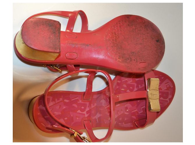 Sandali Salvatore Ferragamo in gomma rosa - vista 5